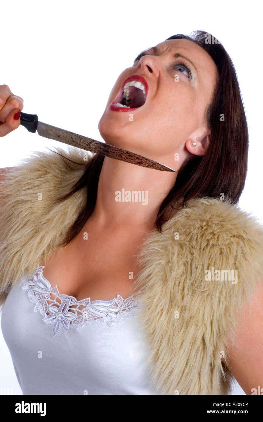 Mujer joven perjudicando a sí misma cortando su cuello con la cuchilla  Fotografía de stock - Alamy