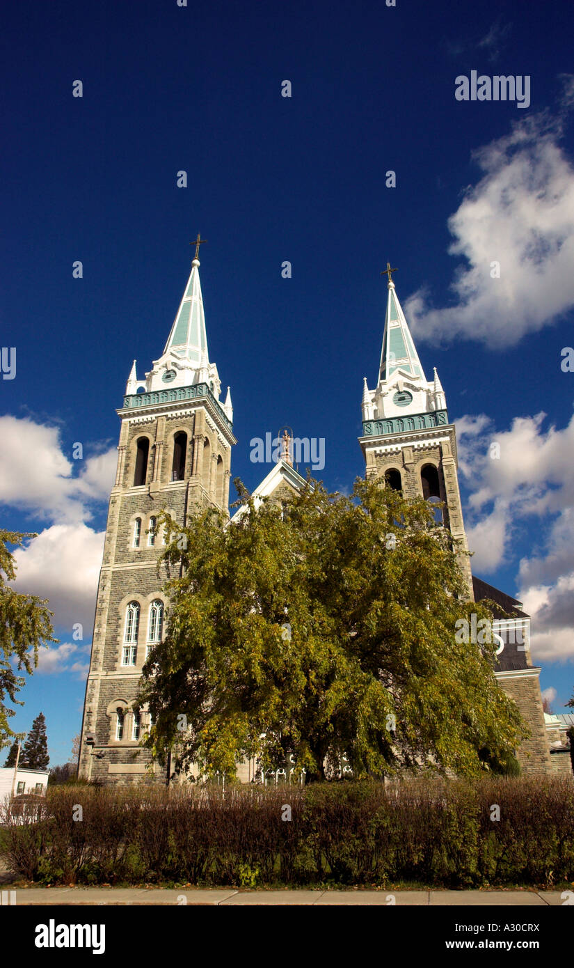 Mirando la iglesia spired gemelas en Farnham en Estrie Québec Foto de stock