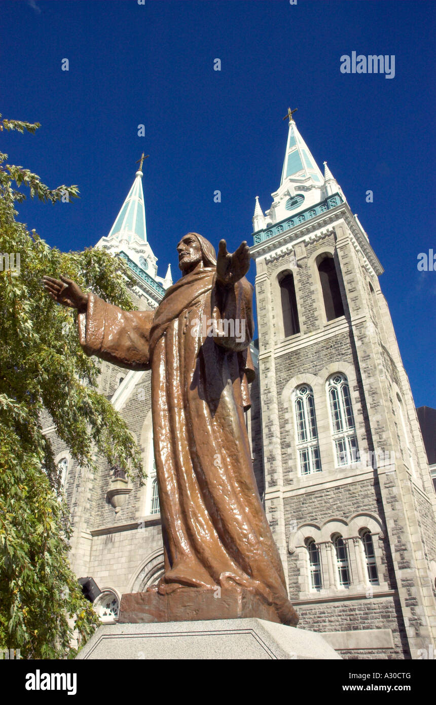 Mirando la iglesia spired gemelas en Farnham en Estrie Québec con una estatua de Jesús fuera Foto de stock