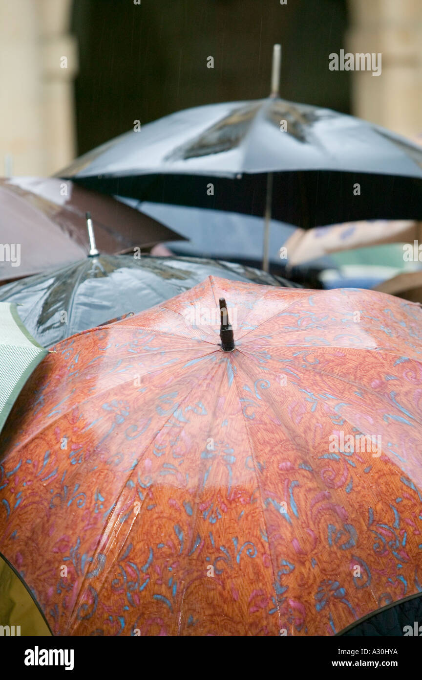 Paraguas en la lluvia, la Plaza Nueva de Bilbao Pais Vasco España  Fotografía de stock - Alamy