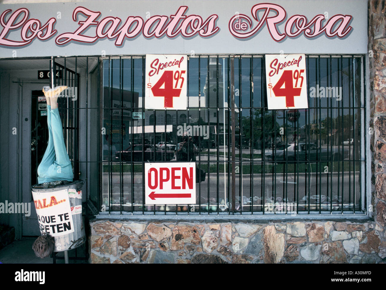 Una zapatería en 'Little Havana', Miami, EE.UU.; un área de hispanos, en su  mayoría cubanos Fotografía de stock - Alamy
