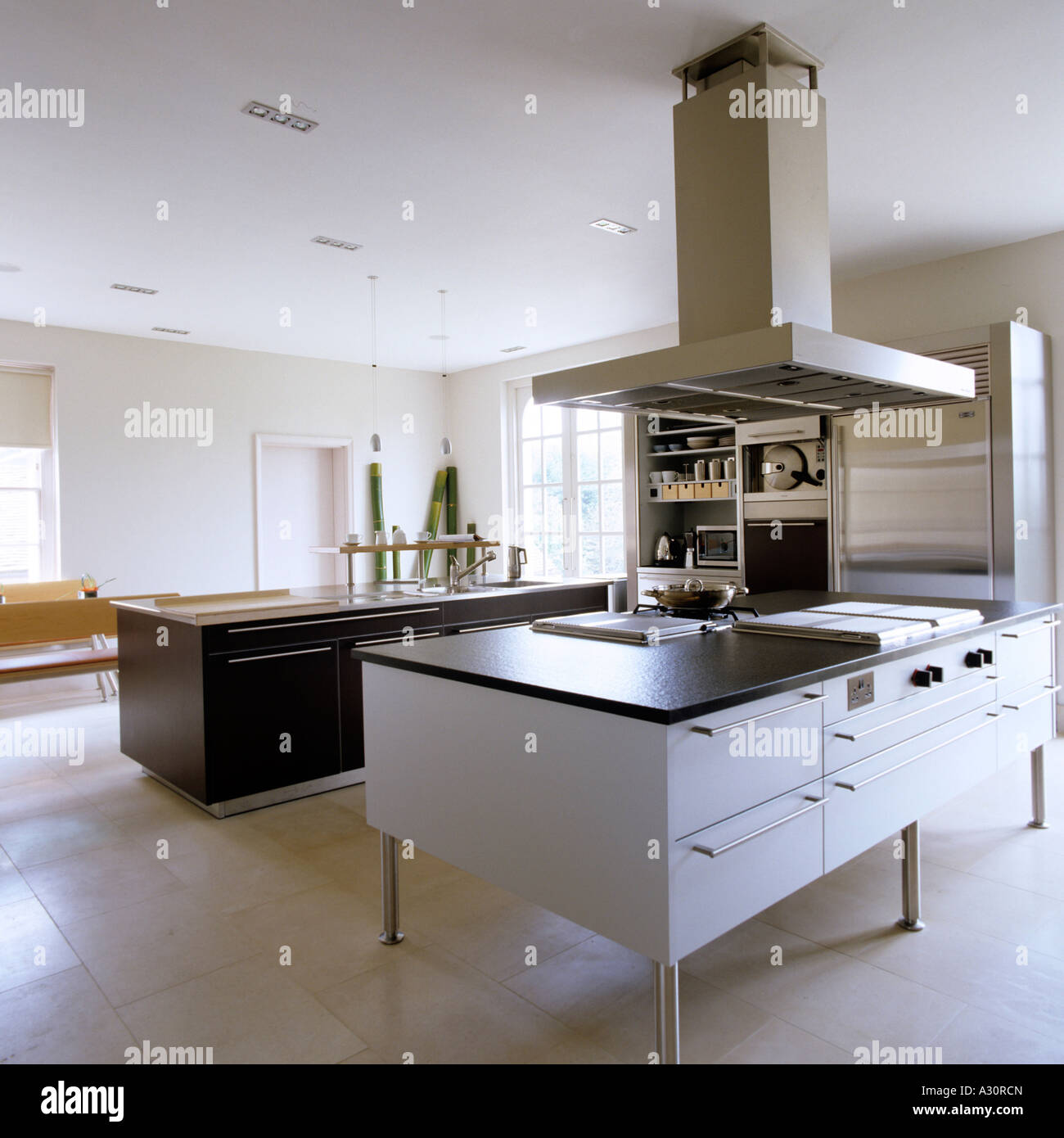 Kitchen island large extractor fan fotografías e imágenes de alta  resolución - Alamy