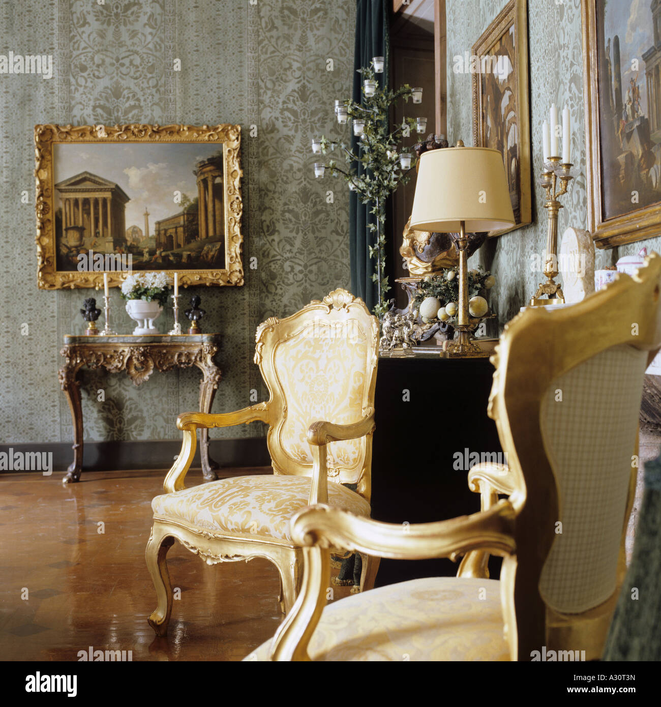 Interior con sillones dorados en el Palazzo Ruspoli Roma Foto de stock