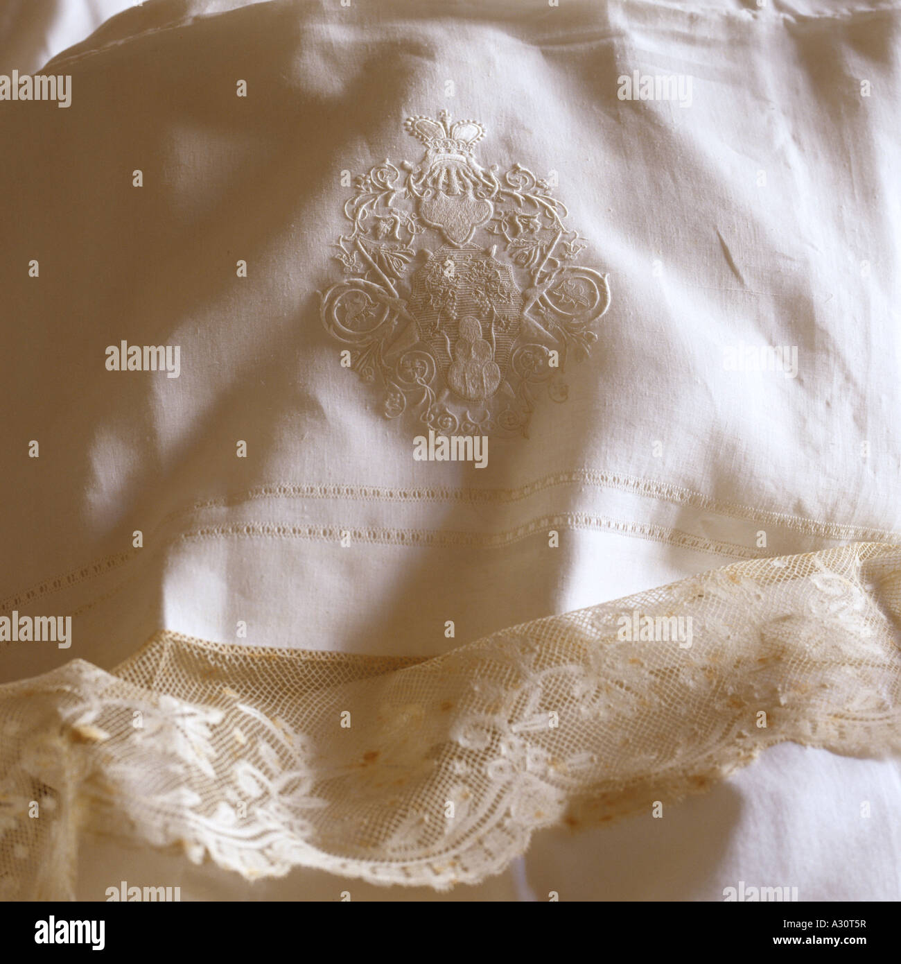 El bordado en un almohadón de lino antiguo Foto de stock