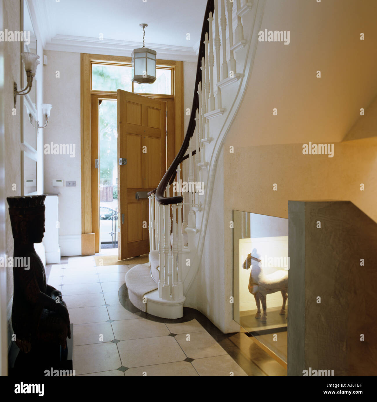 Hall de entrada con escaleras de una casa de Londres Foto de stock