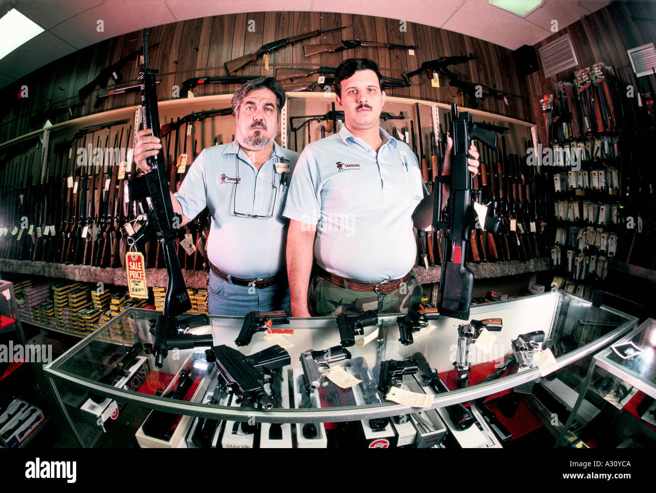 Los propietarios de una armería en miami mostrar productos Fotografía