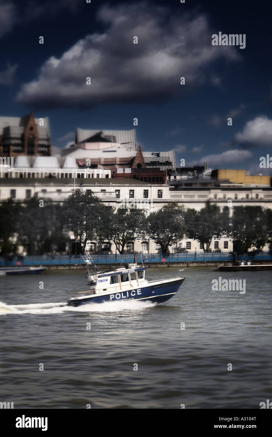 Un barco de la policía sobre el Támesis Foto de stock