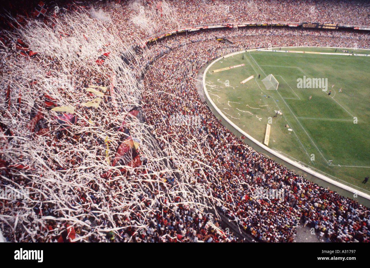 Los fanáticos del fútbol en el antiguo estadio de Maracaná de Río de Janeiro, Brasil equipo Flamengo seguidores Foto de stock