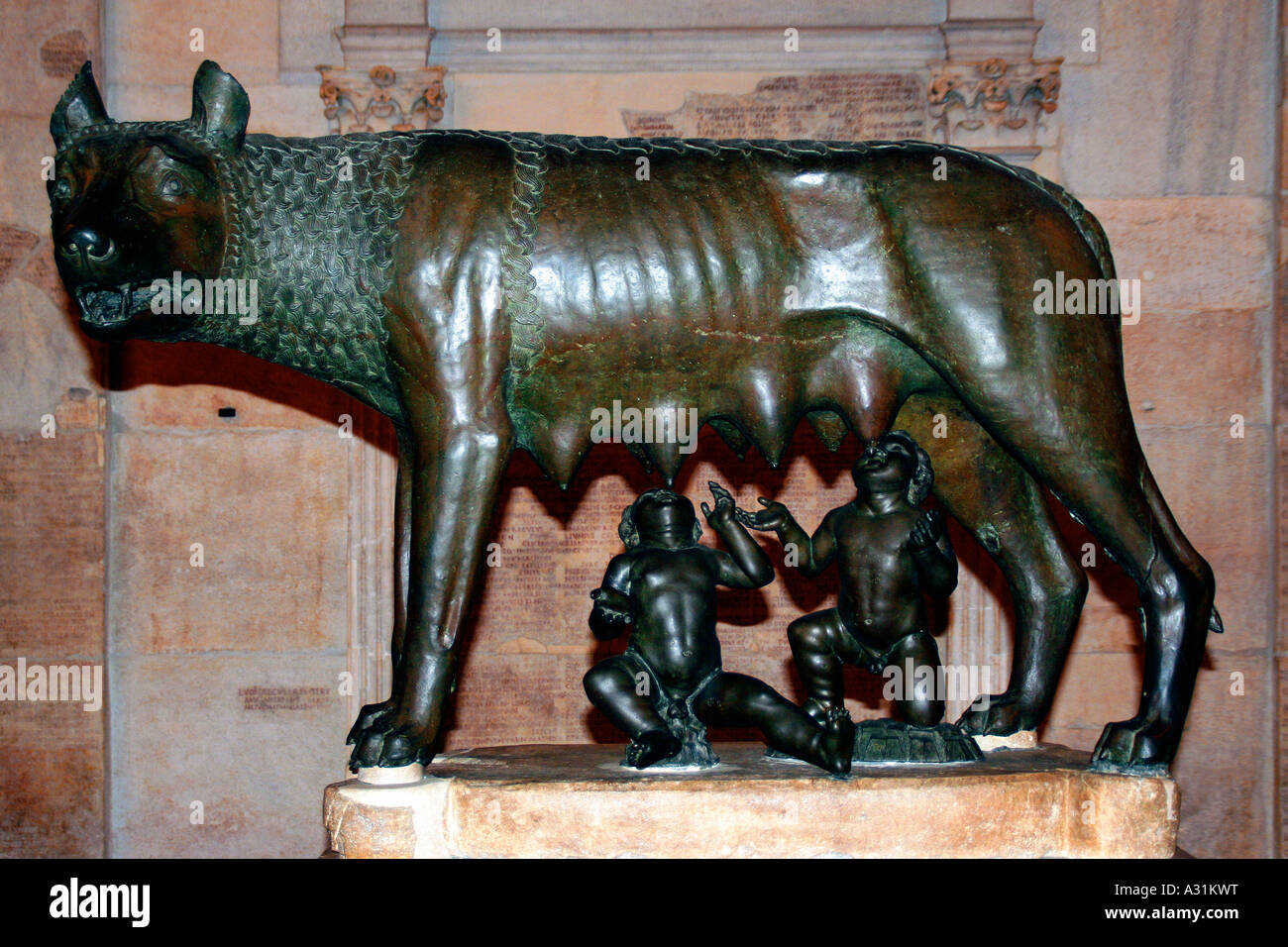 Bronce etrusca de la que viene el lobo con Rómulo y Remo en el Museo Capitolini Roma Italia Foto de stock