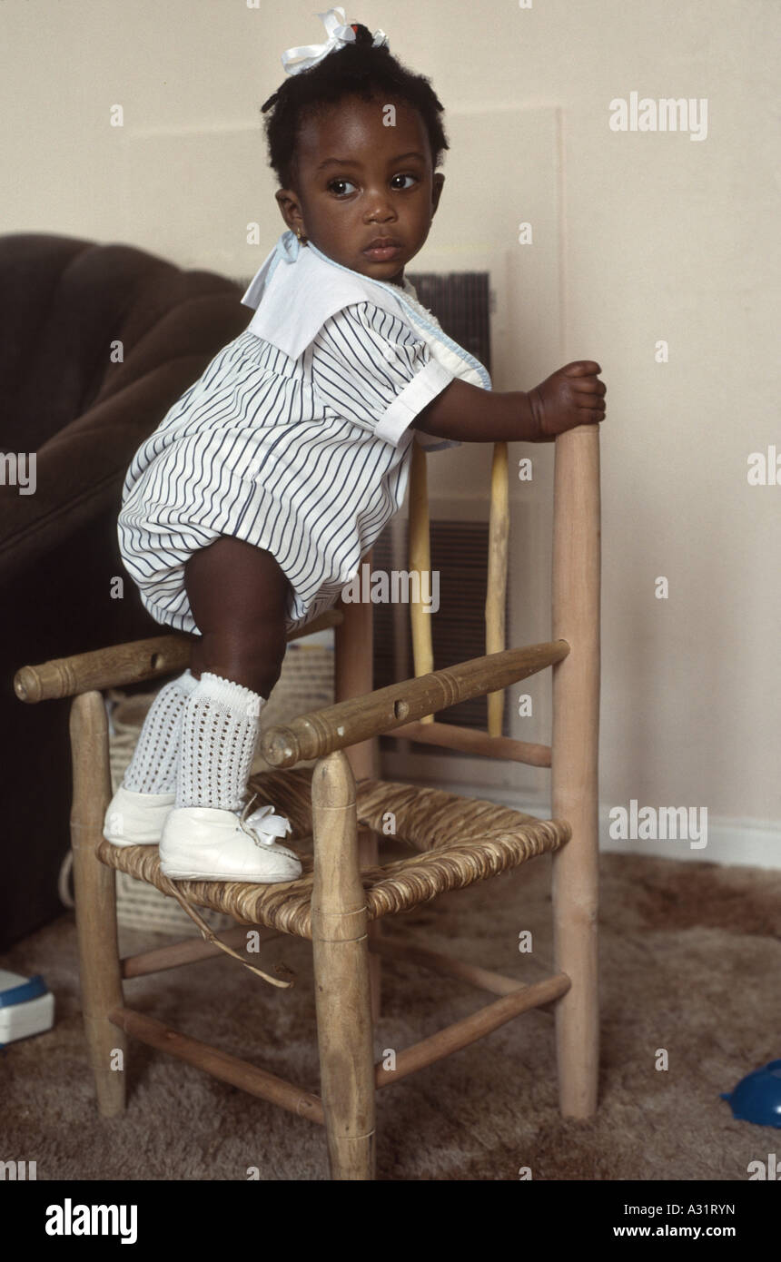 Toddler climbing chair fotografías e imágenes de alta resolución - Alamy