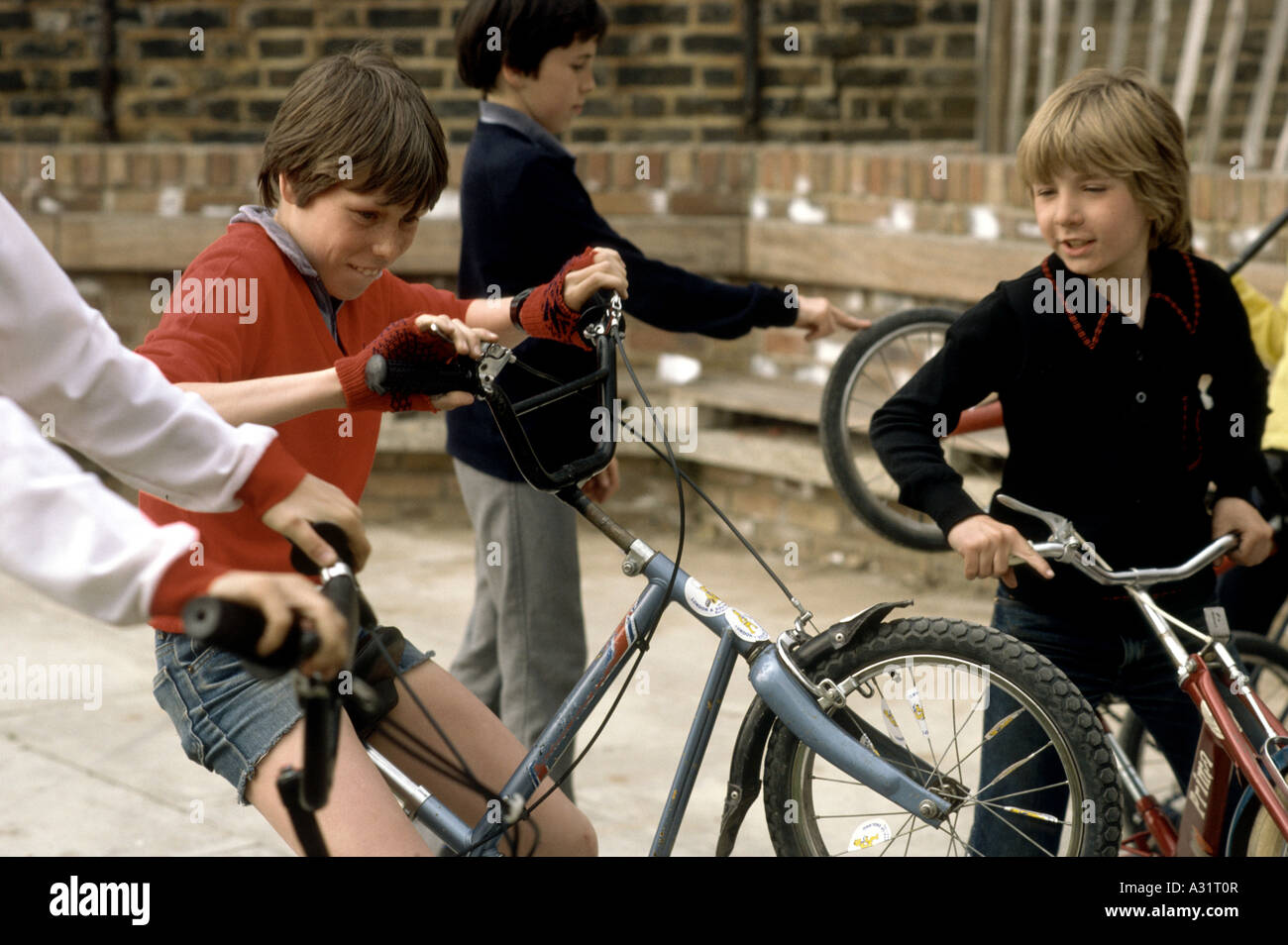 Imagen histórica de jóvenes en bicicletas en los setenta Foto de stock