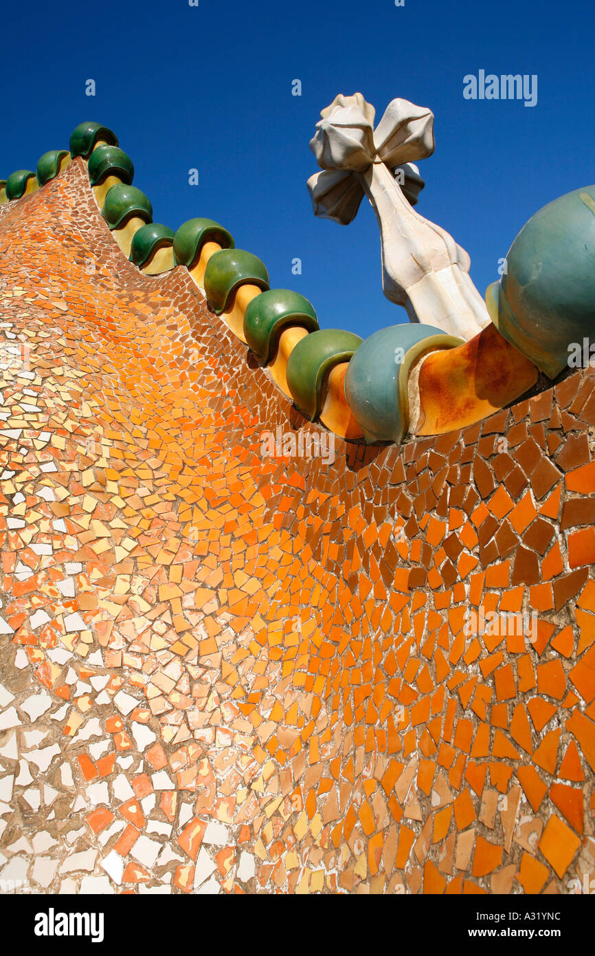 Detalle del techo de estilo de reptiles en la Casa Batlló, Barcelona Foto de stock