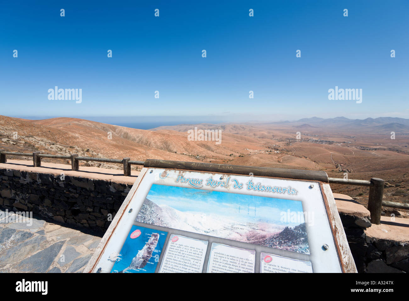 Mirador sobre un paisaje característico en el Parque Rural de Betancuria, Fuerteventura, Islas Canarias, España Foto de stock