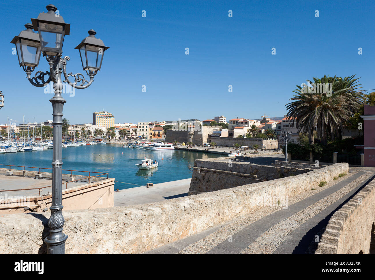 Puerto y murallas de la ciudad antigua, Alghero (Cerdeña, Italia) Foto de stock