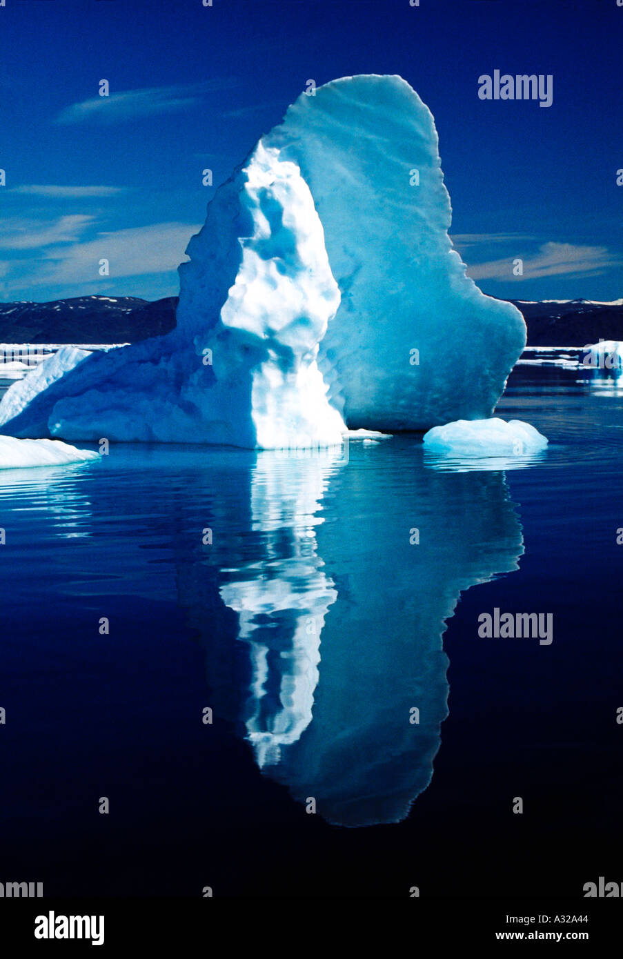 Blanco puro Iceberg flotantes con el reflejo del cielo azul en mar azul agua pura de la Isla Baffin, Canadá América del Norte Foto de stock