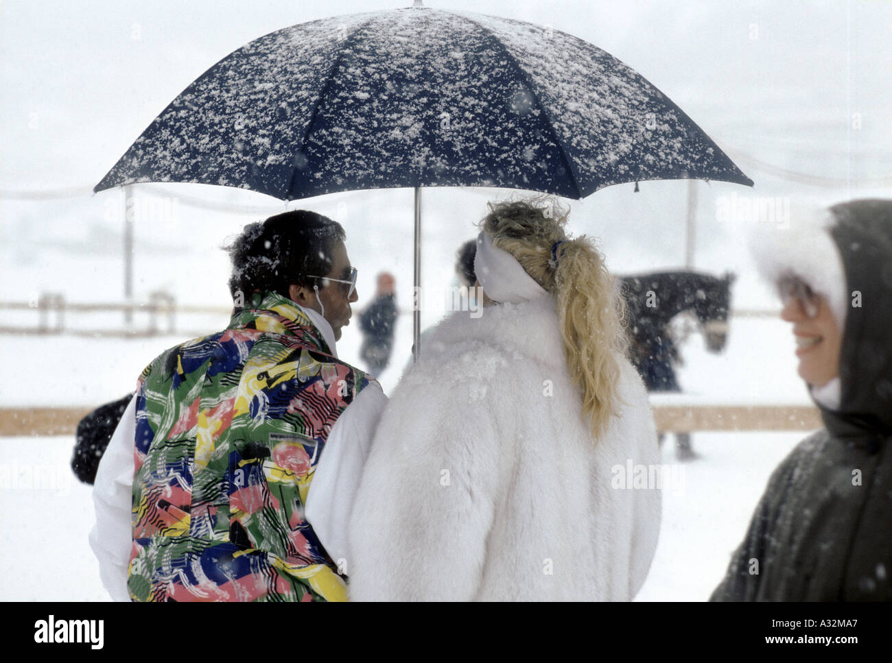 Pareja bajo paraguas en la nieve fotografías e imágenes de alta resolución  - Alamy