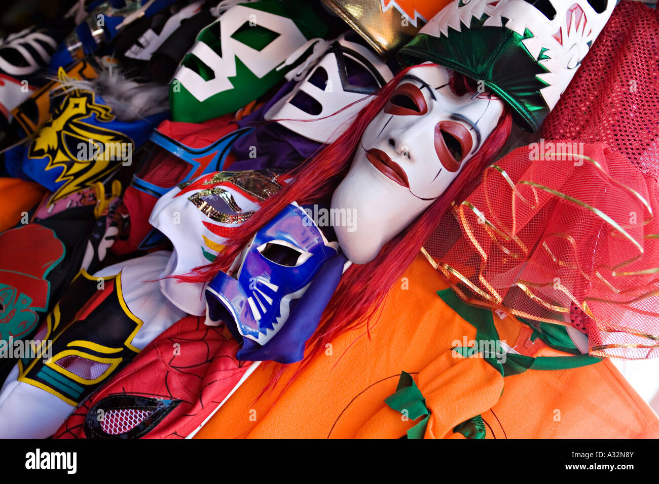 México San Miguel de Allende halloween Máscaras de personajes de cómic y  caras tenebrosas colgar en la pared de la tienda Fotografía de stock - Alamy