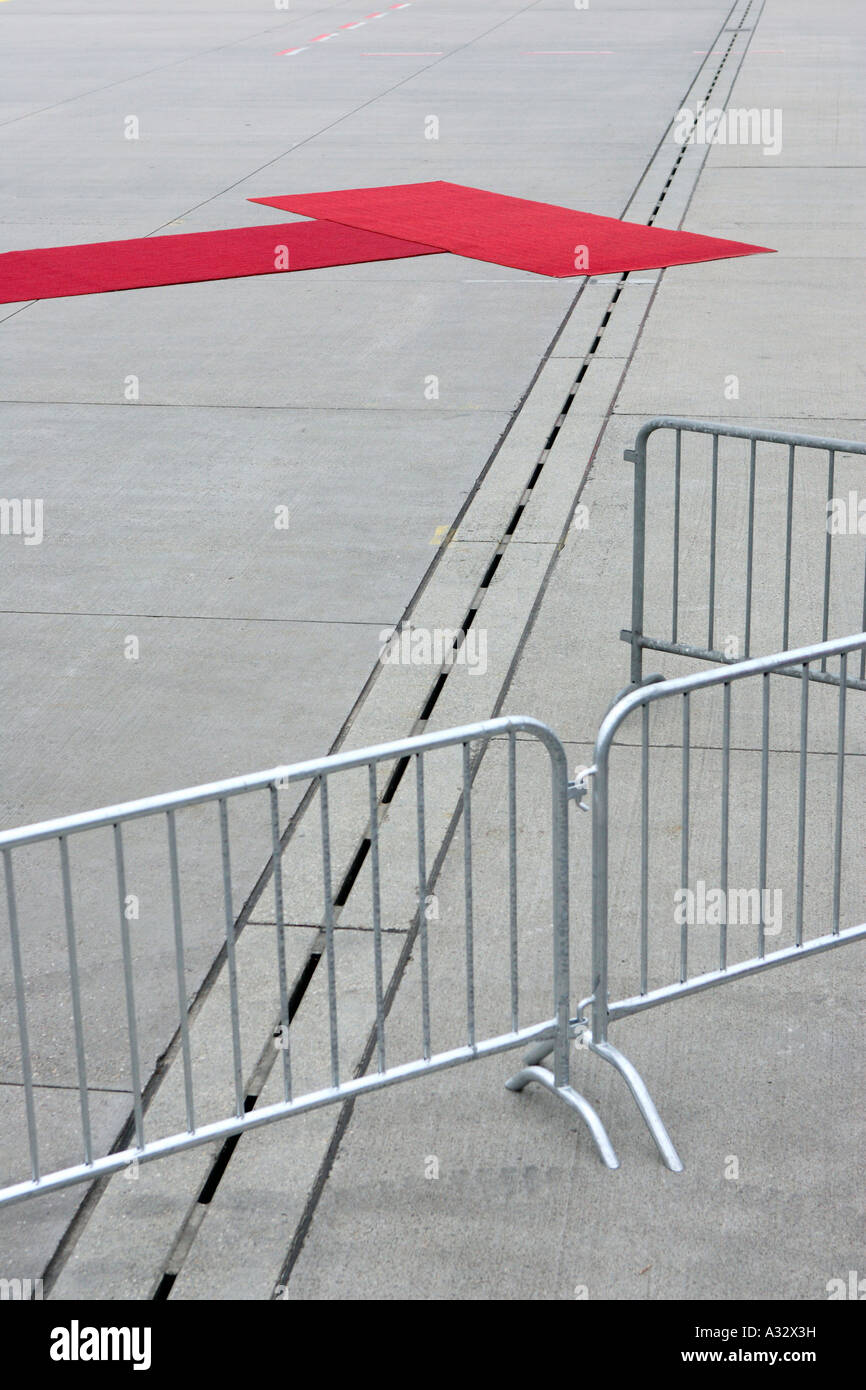 Barreras y una alfombra roja para el Papa Benedicto XVI, Koeln, Alemania Foto de stock