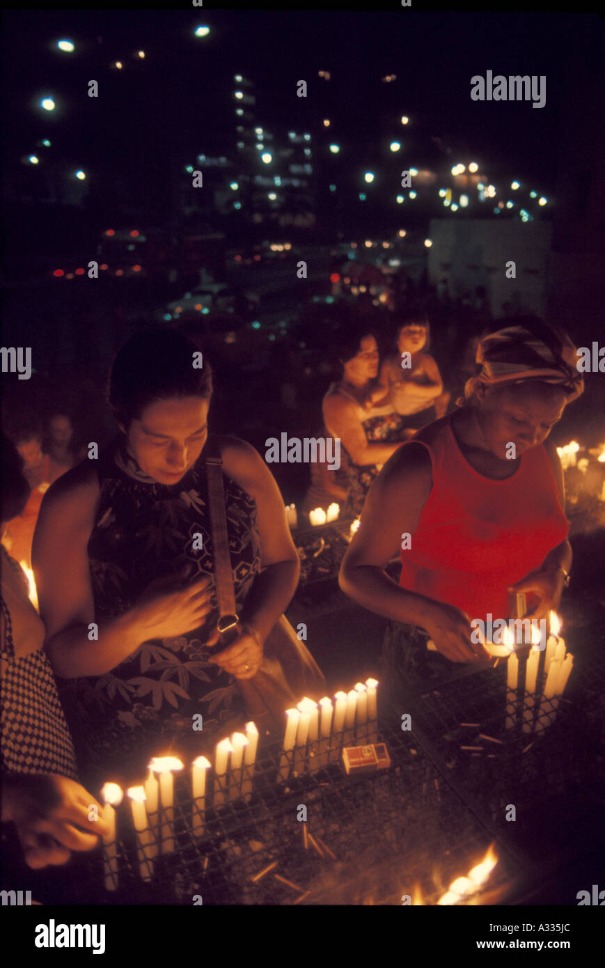 Las viudas orar por los nuevos esposos a la luz de las velas en un santuario al aire libre en Río de Janeiro (Brasil Foto de stock