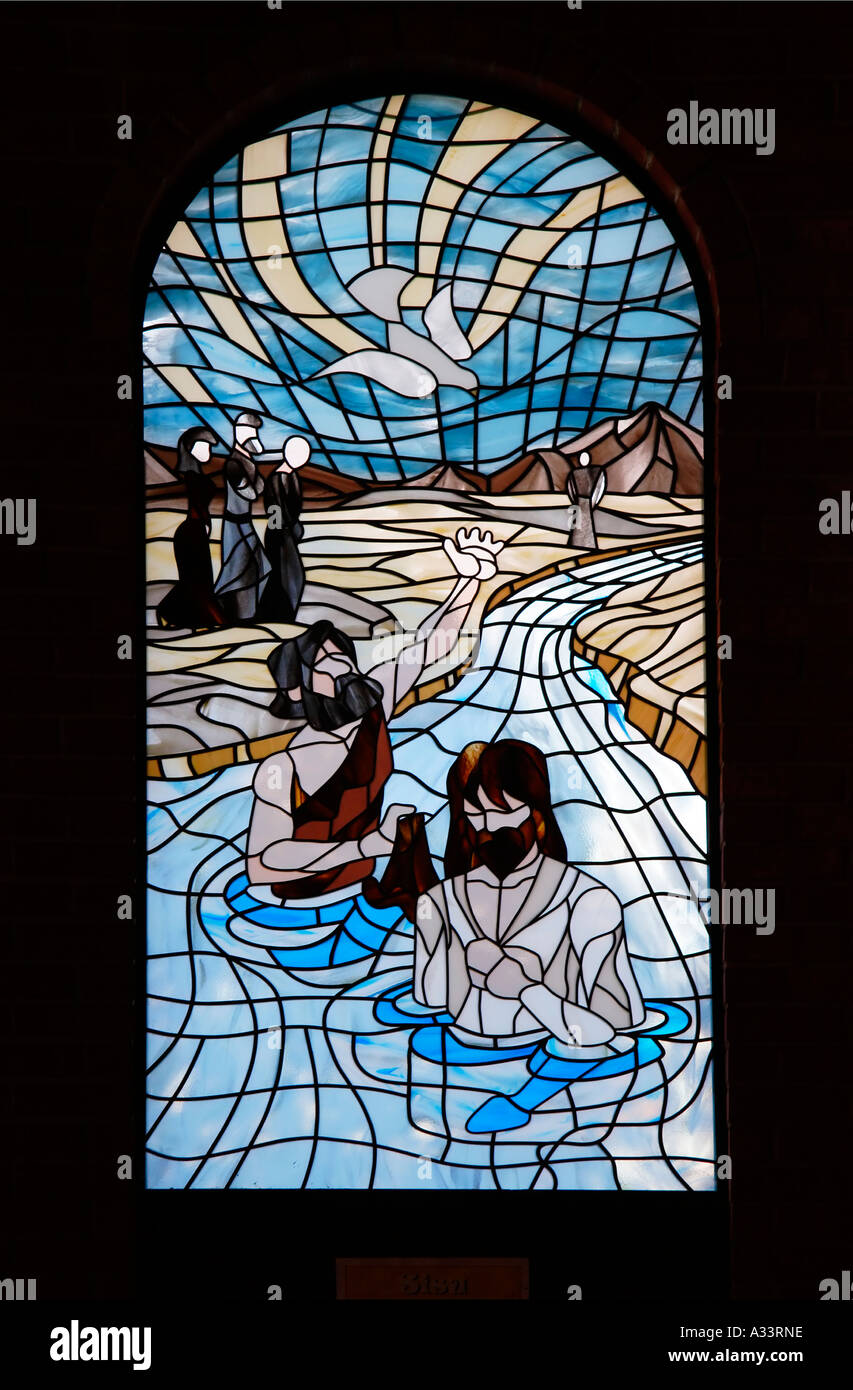 Panel de la ventana de la iglesia el bautismo de Jesús por Juan el Bautista Foto de stock
