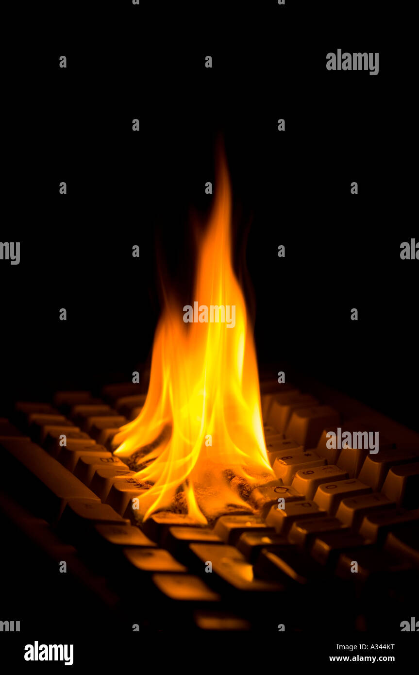 Teclado de ordenador en llamas sobre un fondo negro Fotografía de stock -  Alamy