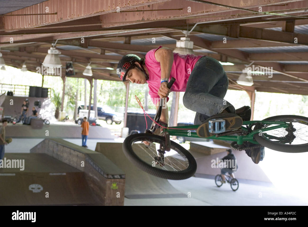Bicicleta BMX rider realizar maniobras en BMX park en Ocala Florida USA Foto de stock