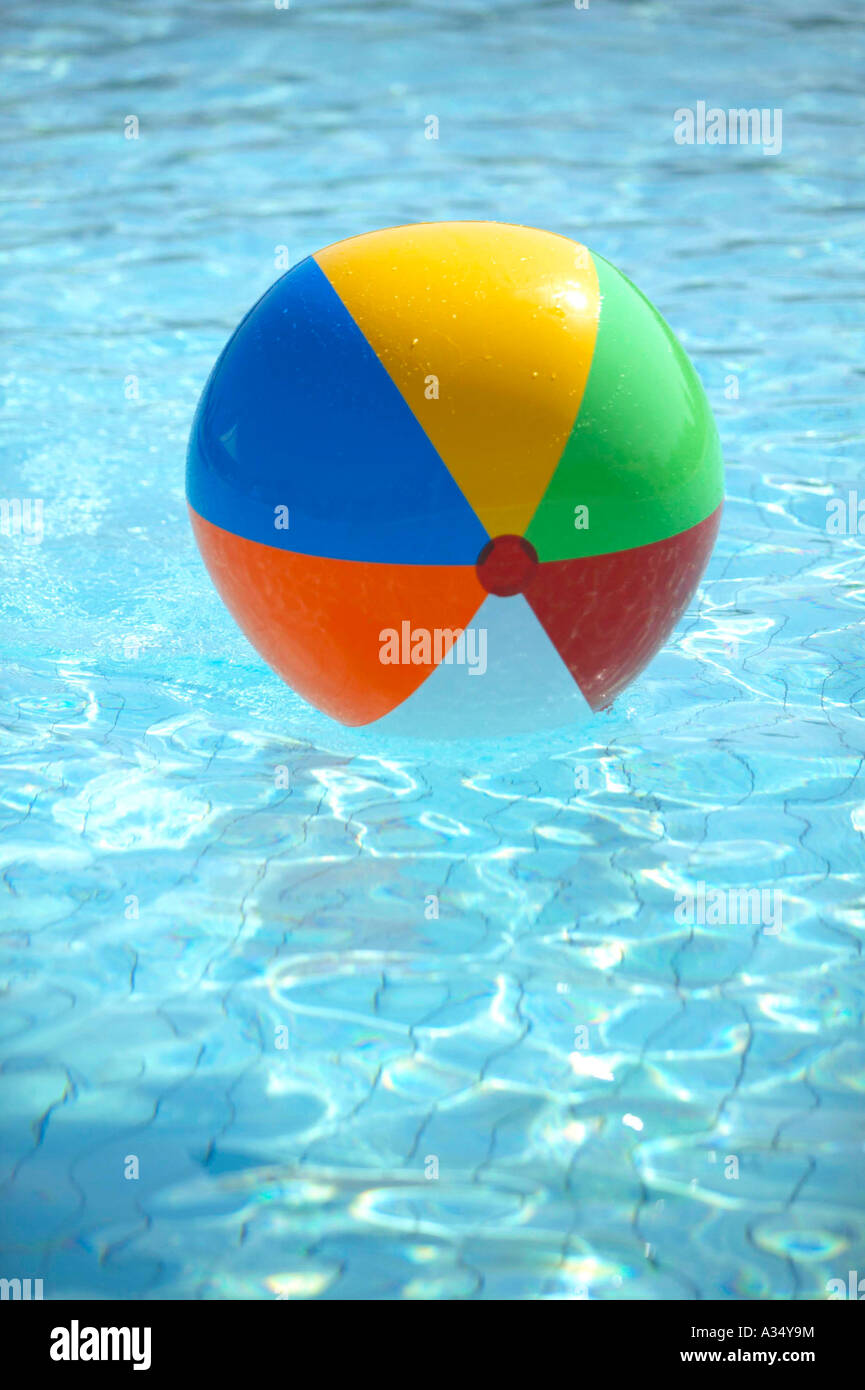 Piscina im Wasserball Bunter, pelota de playa de color en la piscina Foto de stock