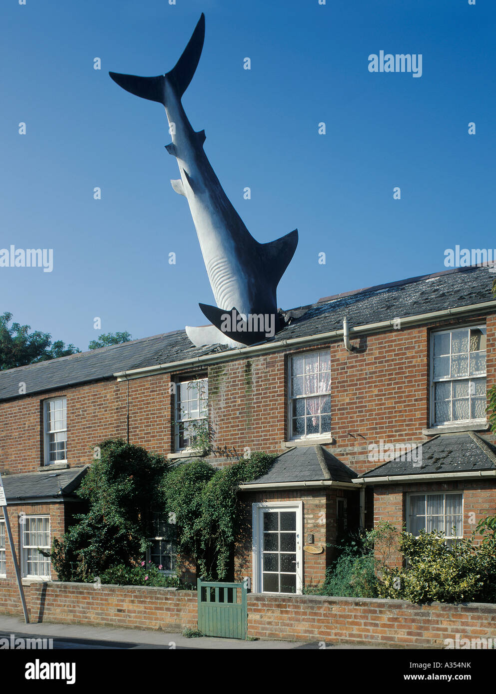 Escultura de arte moderno de tiburones en casa , Oxford, Inglaterra Foto de stock
