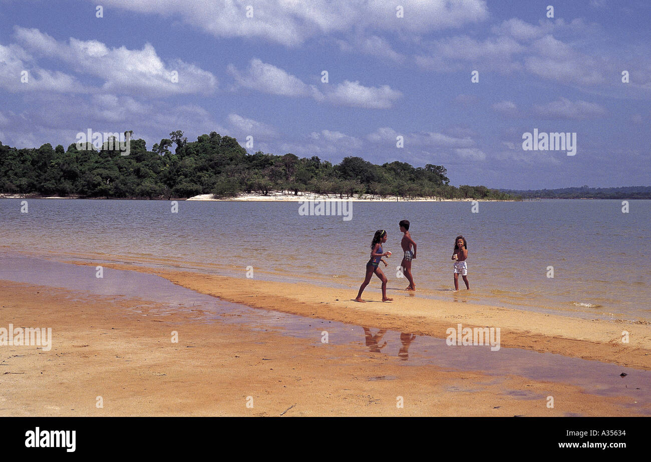 El estado de Pará, Brasil tres niños jugando en una playa de lago de agua  dulce en la Cuenca Amazónica Batata Lake Fotografía de stock - Alamy