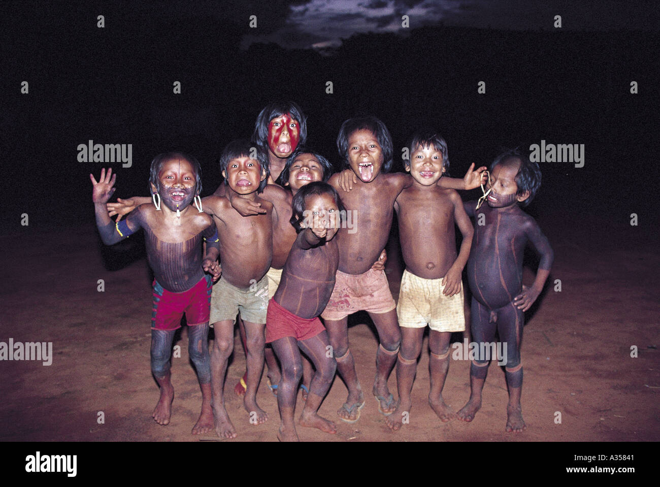 Xingu tribe boys fotografías e imágenes de alta resolución - Alamy