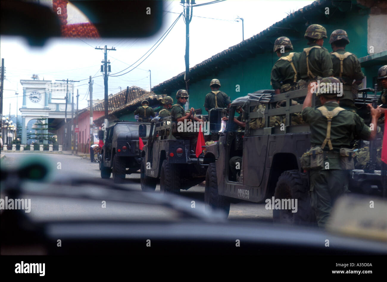 Convoy de soldados mexicanos en el camino hacia la realidad aguas caliente en el corazón de la selva lacandona forrest Chiapas México Foto de stock