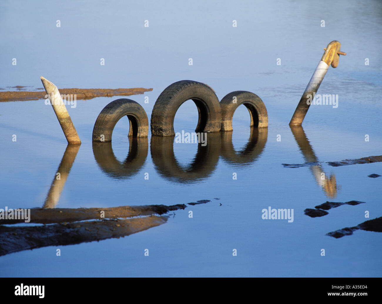 Monstruo Del Lago Ness. Broma hecha de neumáticos viejos y una cabeza de caballo mecedora. Foto de stock