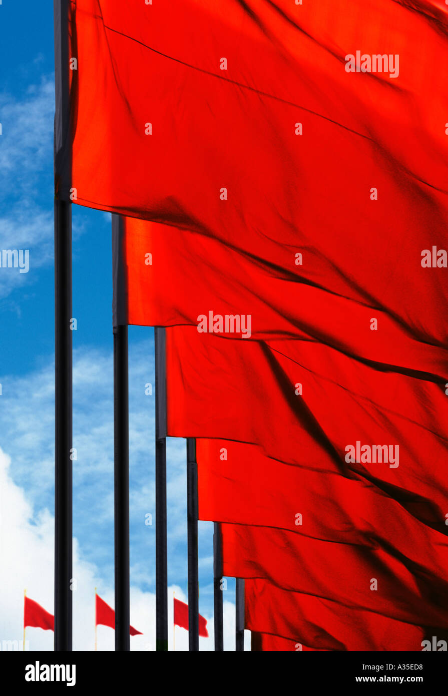 Banderas Rojas Volando, Plaza Tiananmen, Beijing, China. Símbolo comunista. Foto de stock