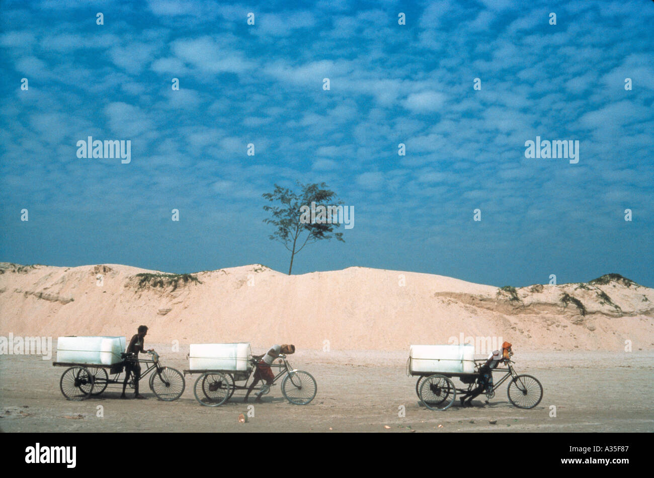 Bloques de hielo en el rickshaw de ciclo, Digha Beach, Purba Medinipur, Bengala Occidental, India Foto de stock