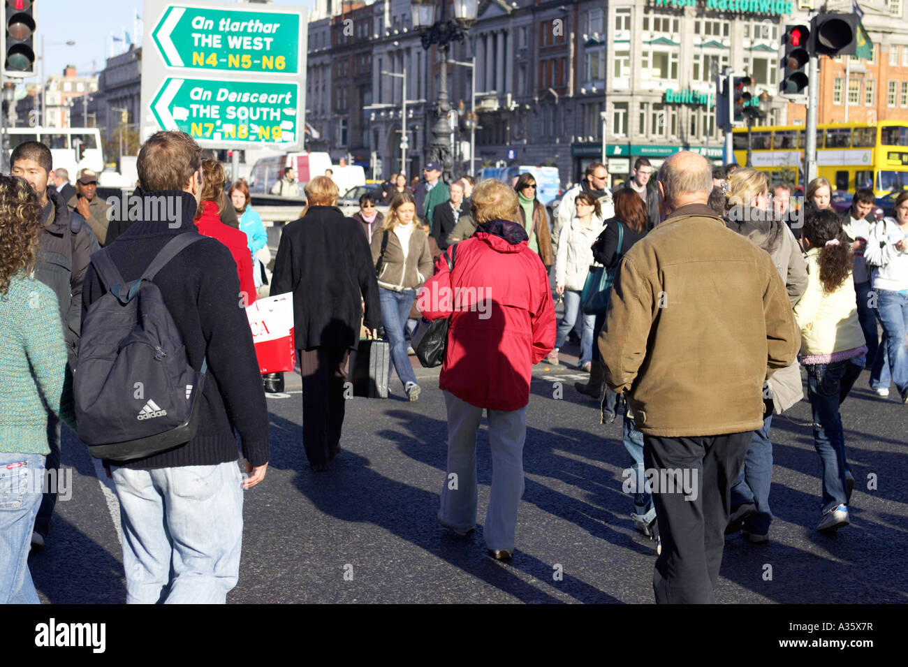 Los peatones cruzando la calle en el semáforo, en oconnell bridge en Dublín  Fotografía de stock - Alamy