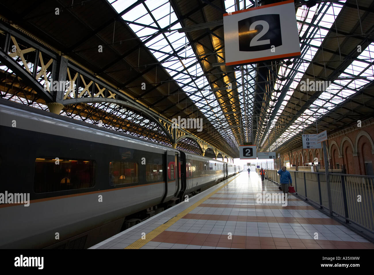 La empresa ferroviaria de Irlanda del Norte estacionado en la plataforma 2 de la estación Connolly Iarnrod Eireann en Dublín Foto de stock