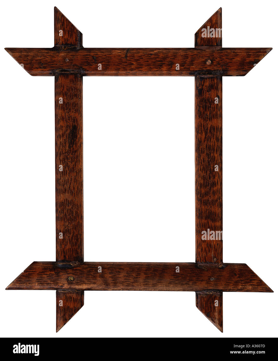 Un bastidor de madera decorativa rectangular vertical de cuatro piezas de madera de color oscuro se superponen en las esquinas. Foto de stock