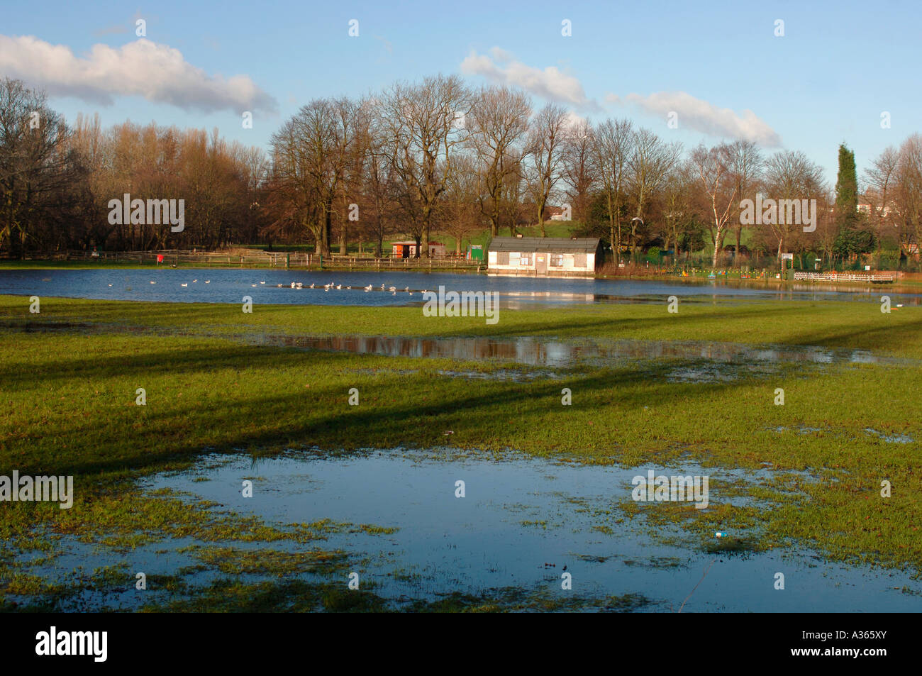 Agua registraron los campos de juego en un parque en Staffordshire (Reino Unido). Foto de stock