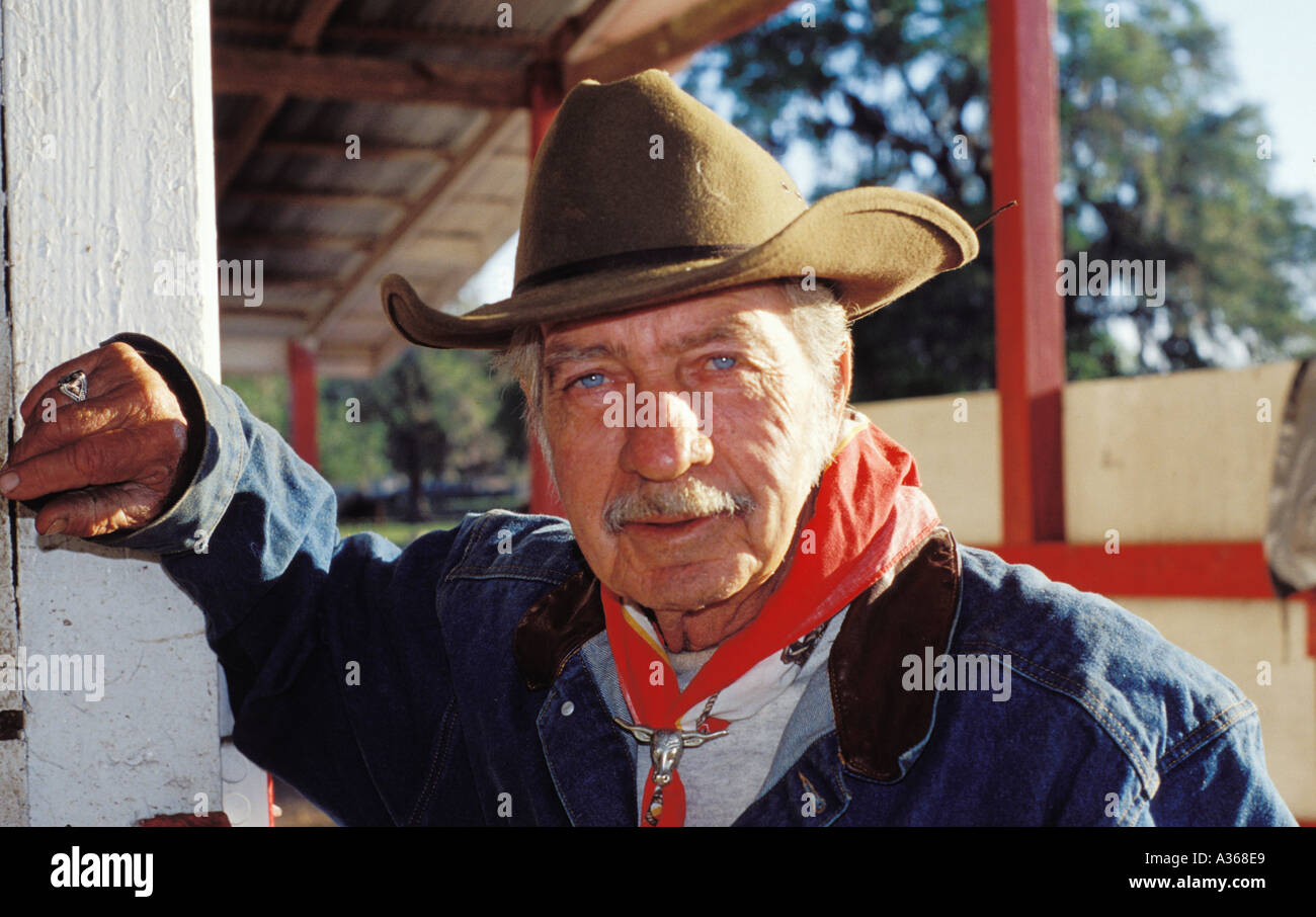 Un cowboy de ojos azules lleva un sombrero stetson estilo en un rancho en  Ocala Florida Fotografía de stock - Alamy