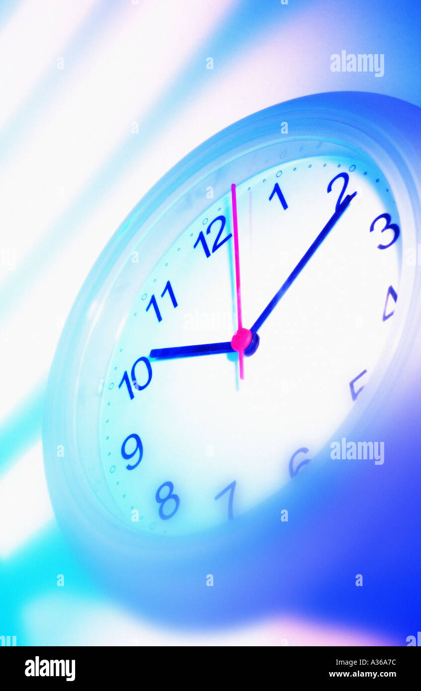 Reloj azul sobre fondo azul y blanco reloj tic tac movimiento segundo horas min tiempo pasando tiempo rápidamente Foto de stock