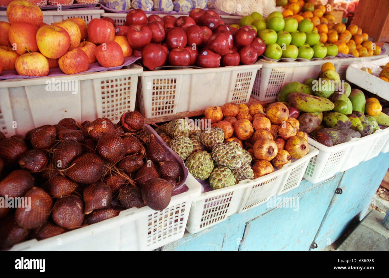 Surtido de frutas tropicales en el mercado Sout Bukittingi Sumatra Indonesia Asia Oriental Foto de stock
