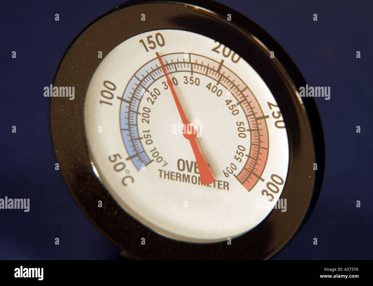 Lectura del termómetro de horno a 150 grados centígrados Foto de stock