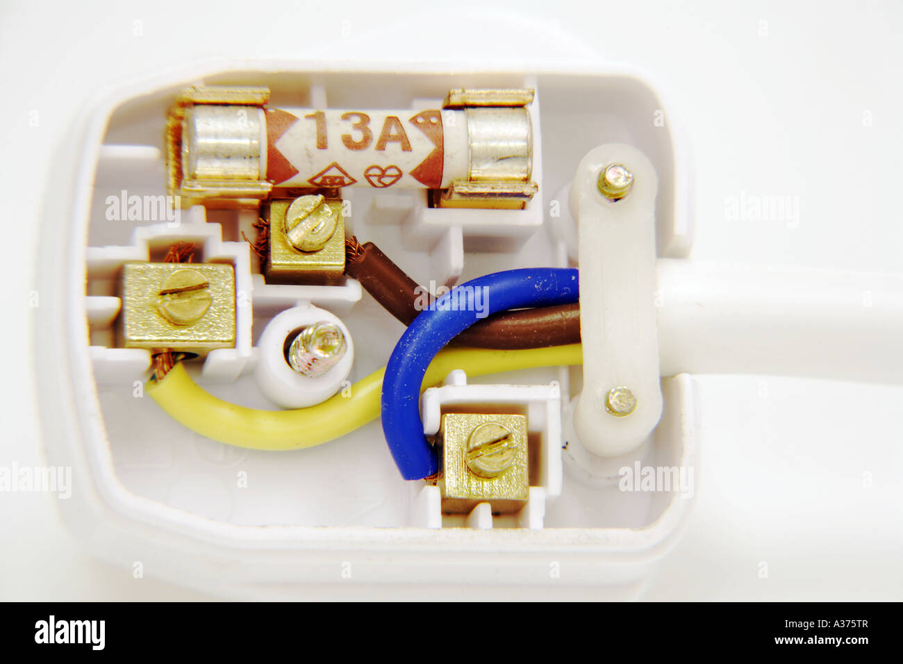 Wired UK correctamente el enchufe de tres clavijas mostrando los cables  codificados por colores vivos Marrón Azul Verde Neutro y Tierra Amarilla  Fotografía de stock - Alamy