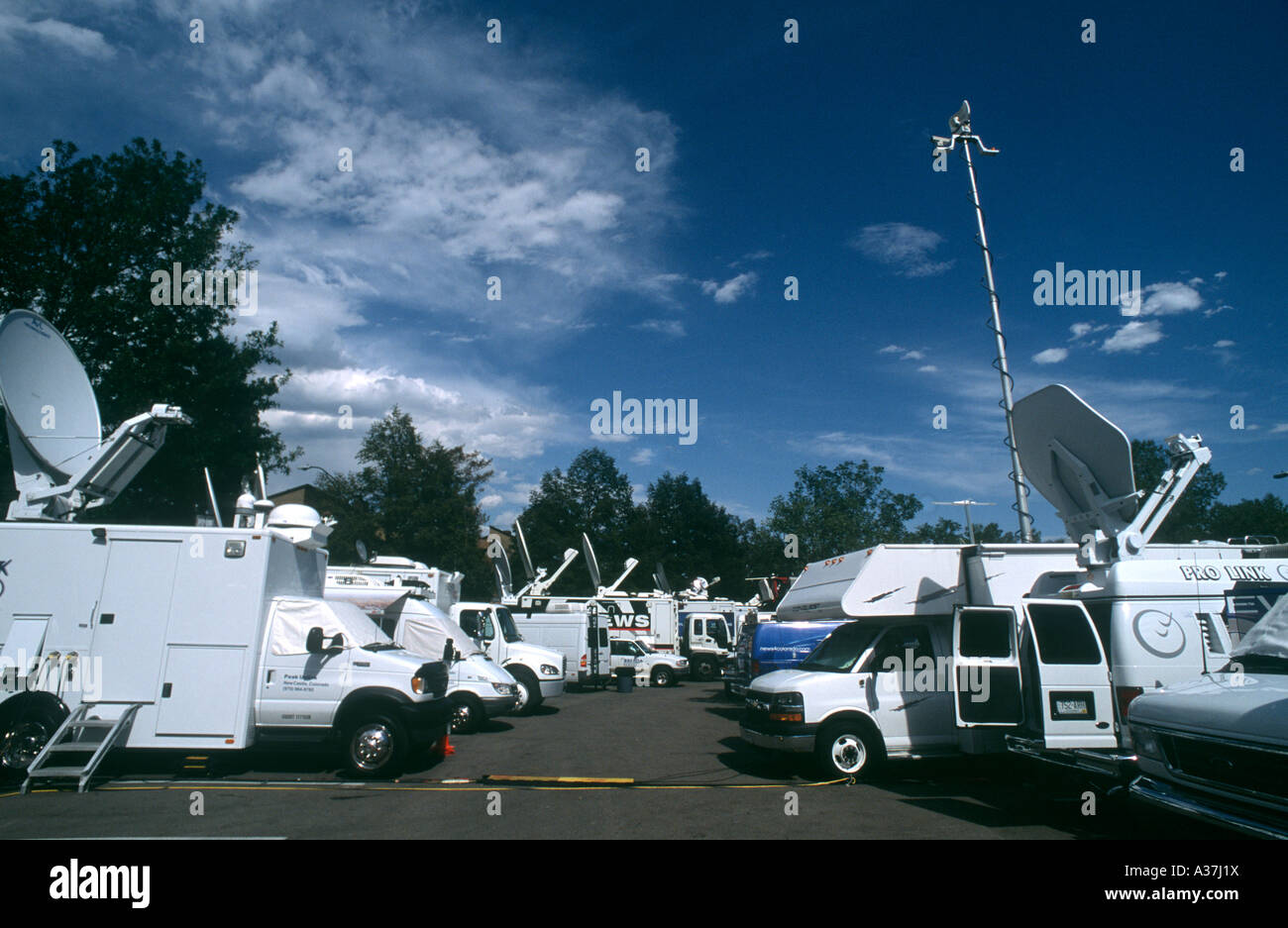 Portátil de microondas antenas parabólicas en camión de noticias Fotografía  de stock - Alamy