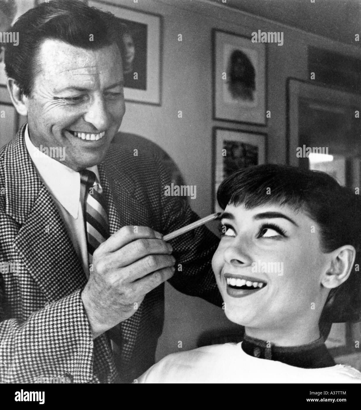 AUDREY HEPBURN-belga nacido actriz de cine con su maquillaje favorito  artista Wally Westmore Fotografía de stock - Alamy