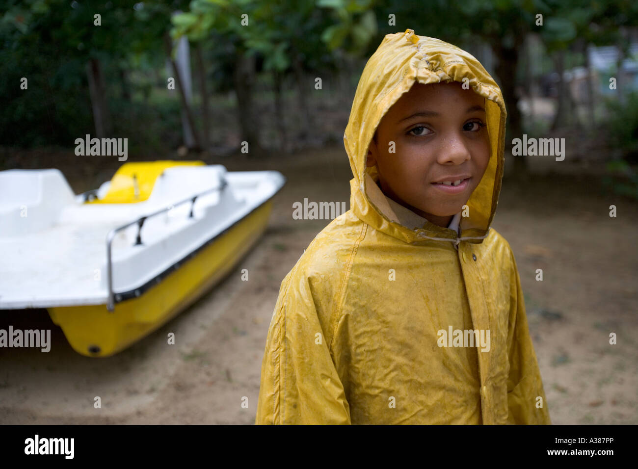 Un niño cubano en una chaqueta de lluvia amarilla camina a casa bajo la  lluvia Fotografía de stock - Alamy