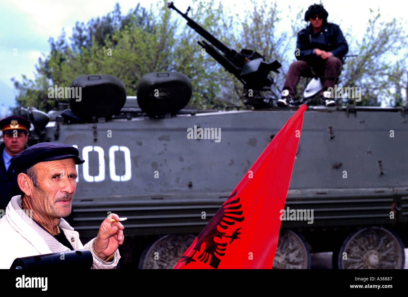 Tanque del ejército durante los disturbios sociales en Tirana, Albania 1997 Foto de stock