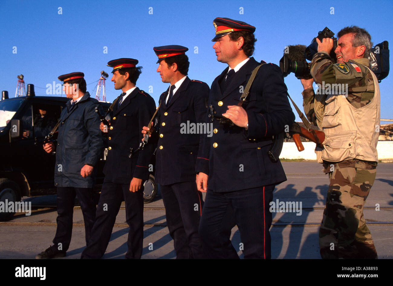 Soldado Francés camarógrafo está registrando la llegada de las tropas de la ONU detrás de una línea de policías albaneses coacción Albania 1997 Foto de stock