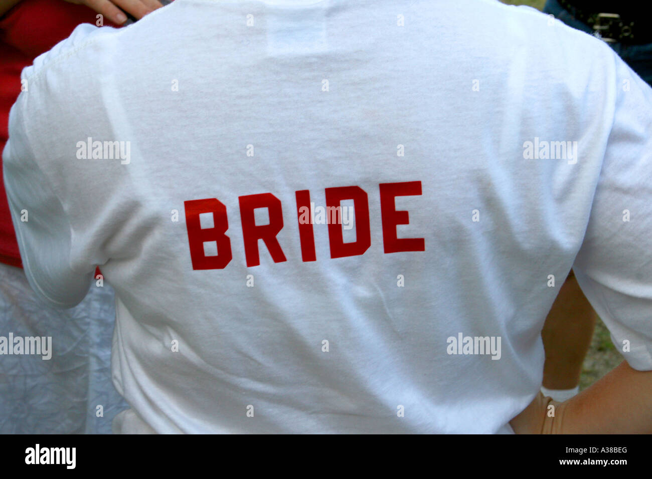 Atrás de la mujer en la Camiseta blanca con letras rojas novia ortografía  Fotografía de stock - Alamy