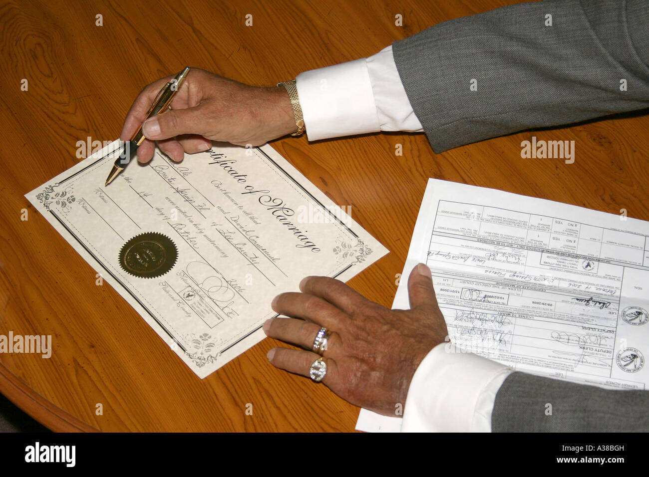 Hombre utilizando un lápiz para señalar el área de firma de una licencia de  matrimonio Fotografía de stock - Alamy